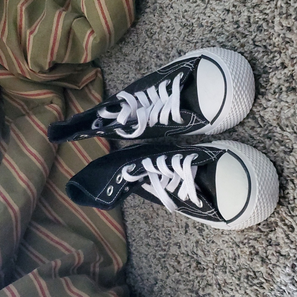 AIR WALK Black and White Hightop Sneakers size 5
